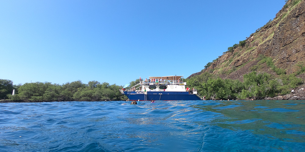 snorkeling boat cruise in kealakekua bay hawaii